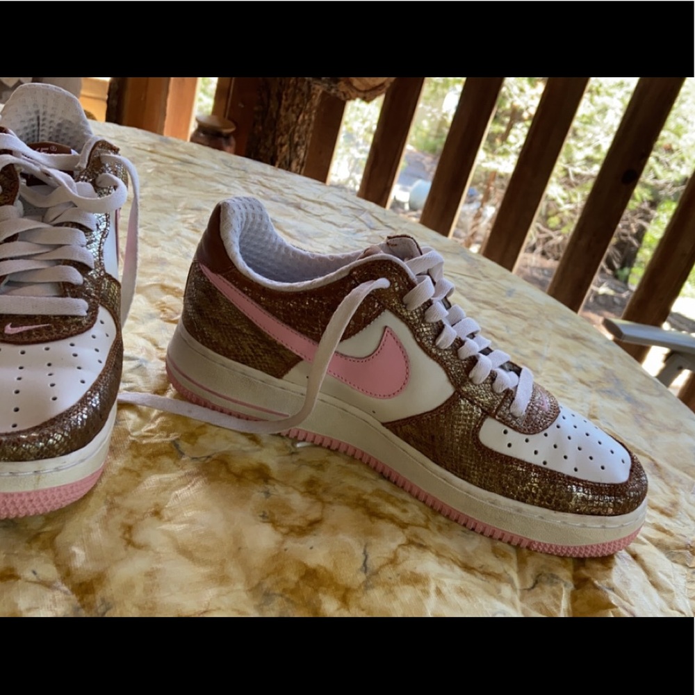 ‼️exclusive ‼️Limited edition pink and gold nike
